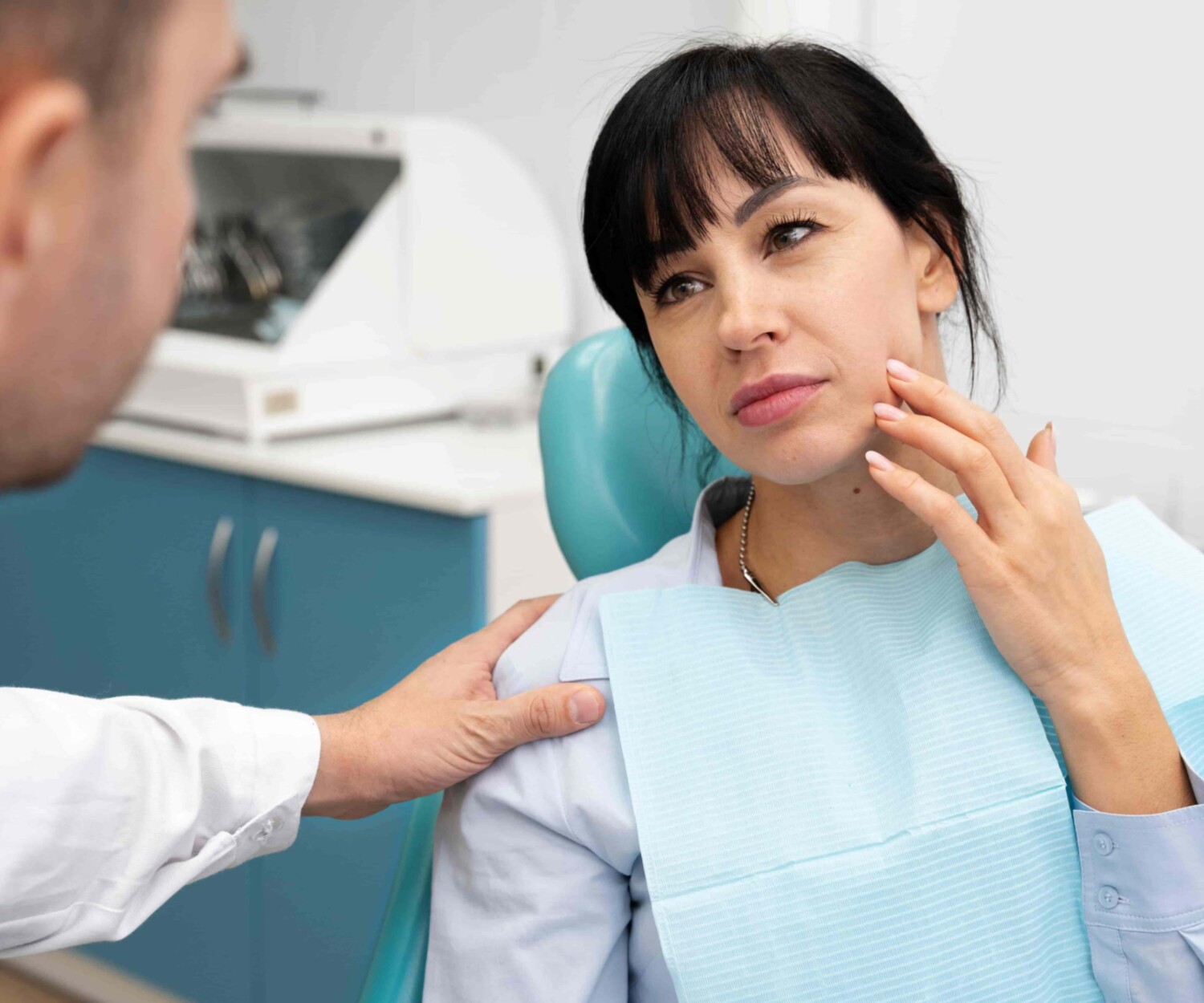 Patient explaining pain to their dentist