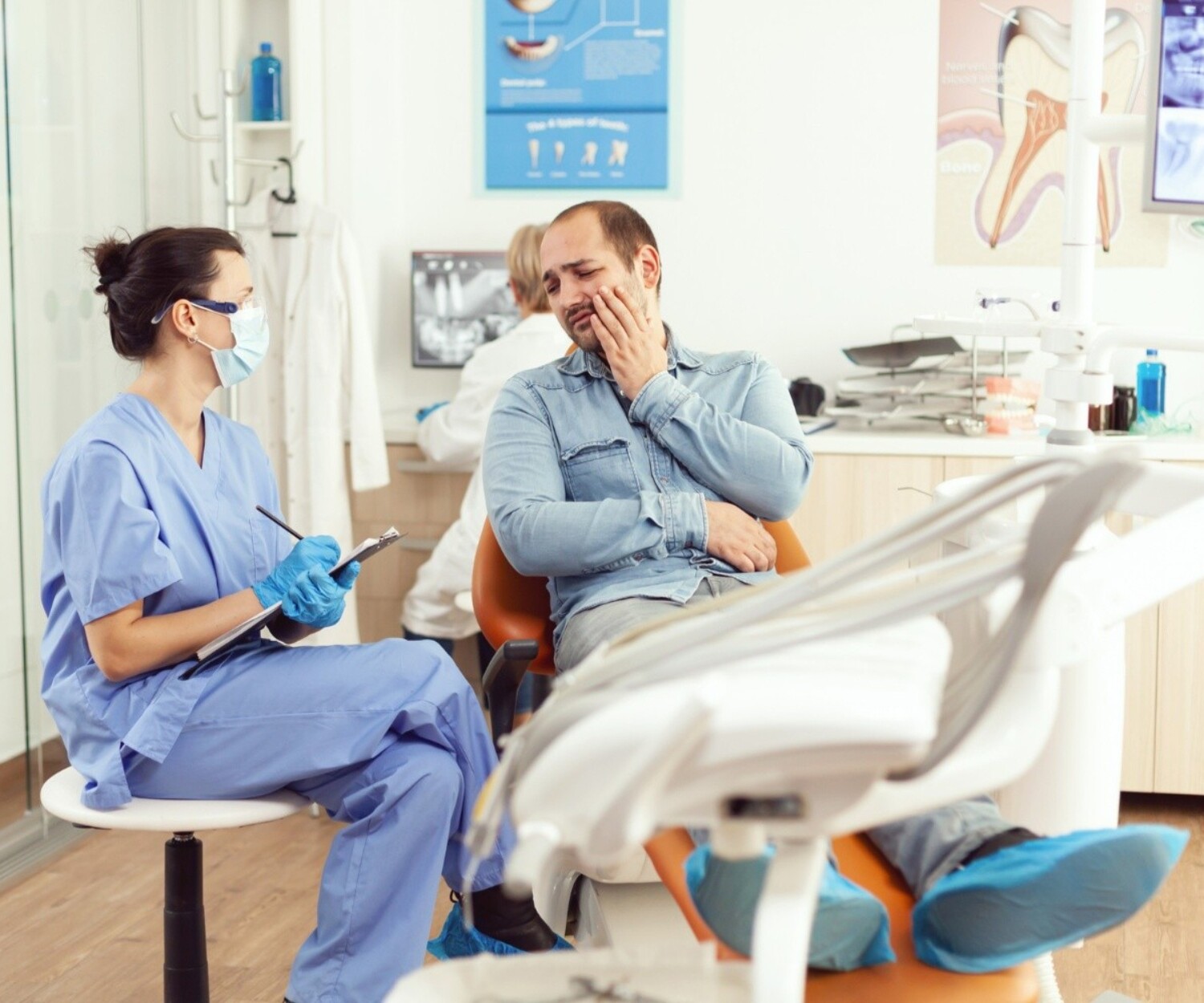 Dentist explaining treatment refusal to a patient experiencing tooth pain in a dental clinic